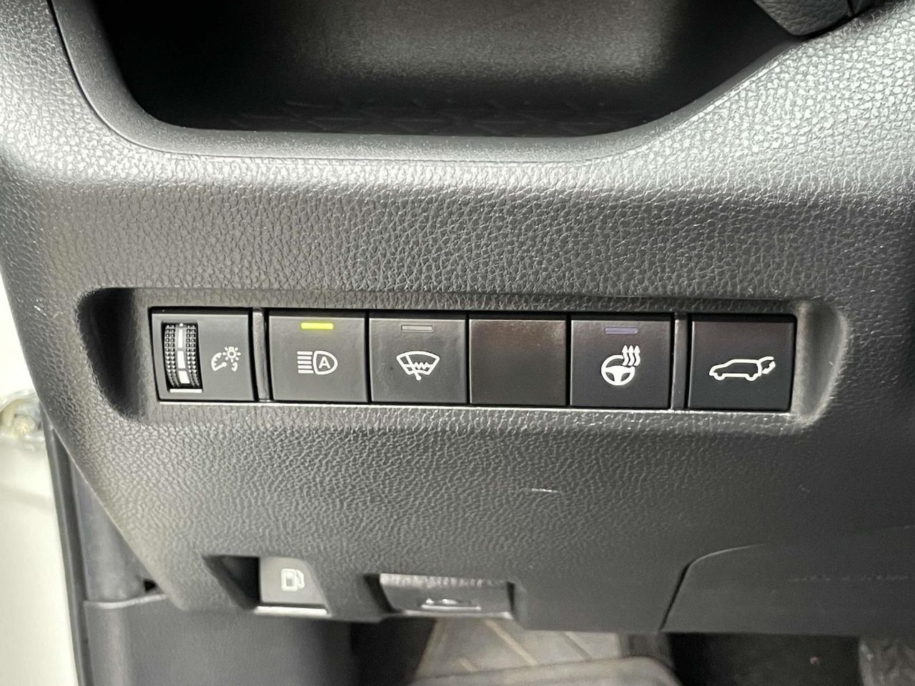 2022 Toyota RAV4 Hybrid SE photo 12