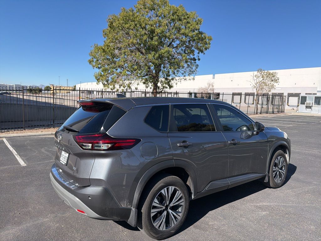 2022 Nissan Rogue SV photo 2