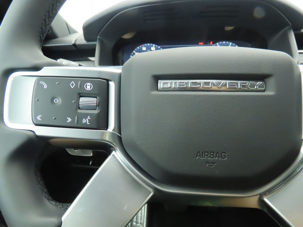 2025 Land Rover Discovery S photo 11