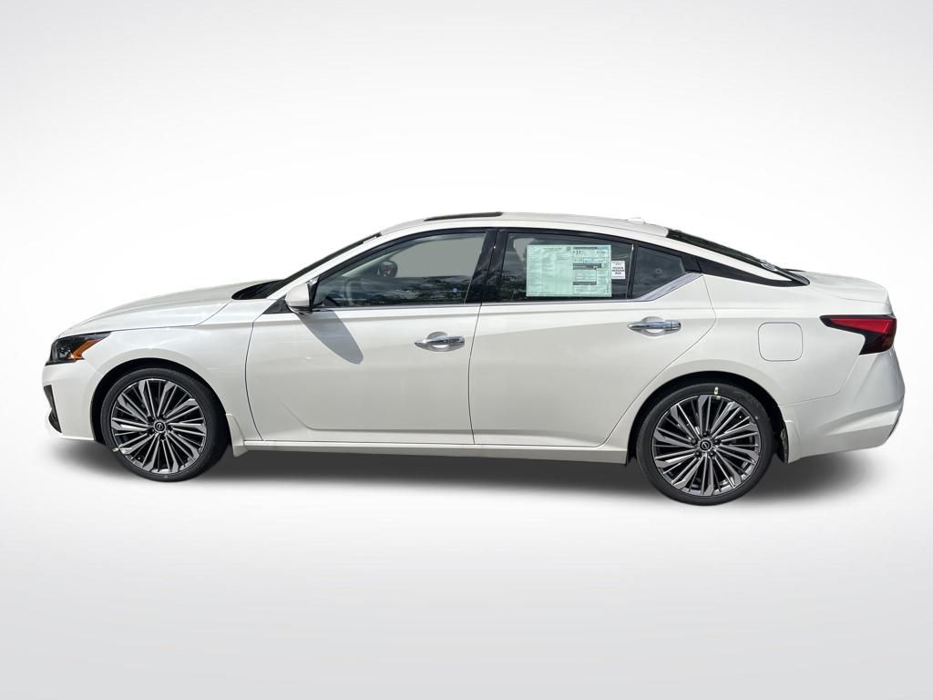 2025 Nissan Altima SL photo 2