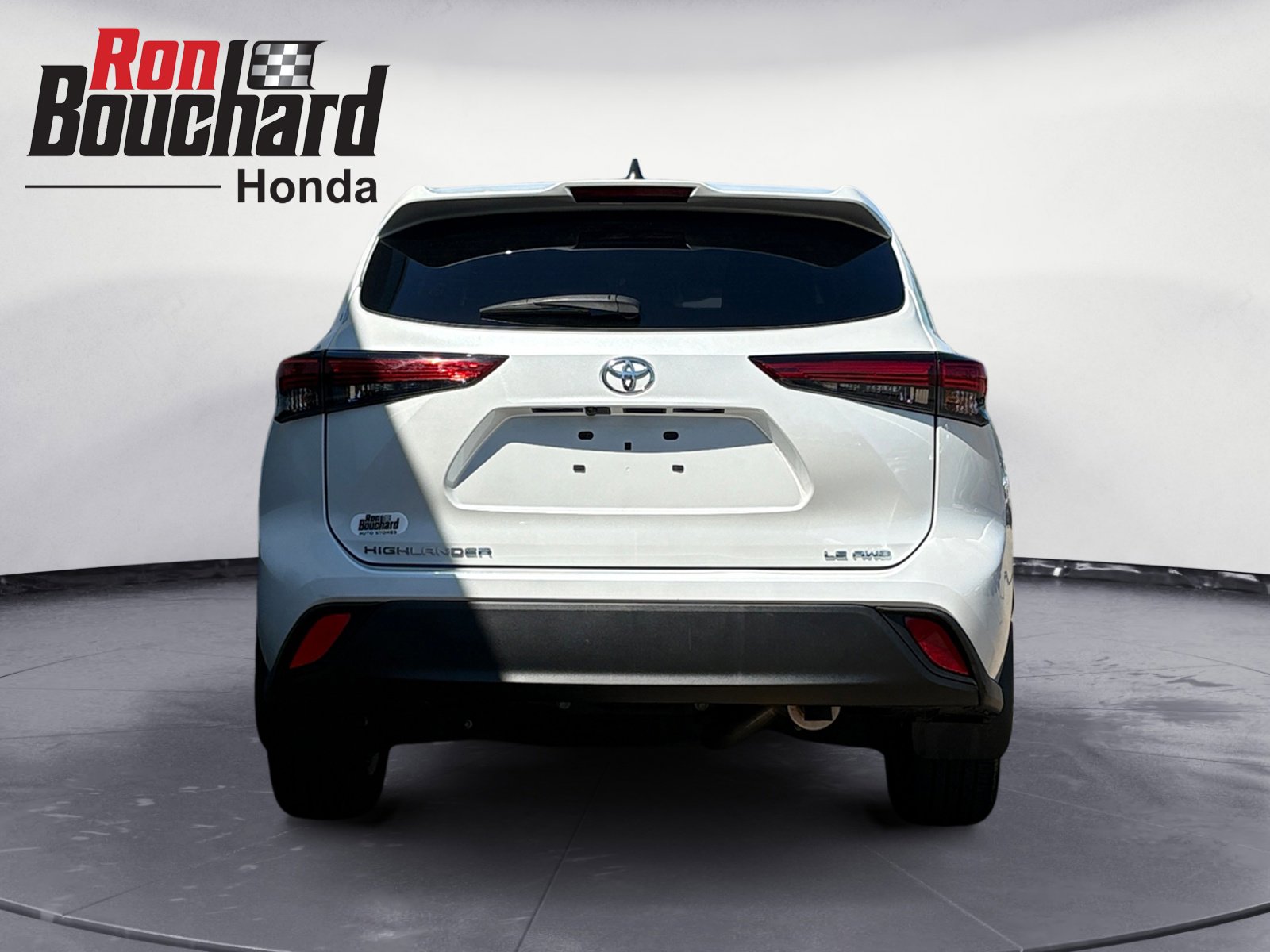 2022 Toyota Highlander LE photo 3