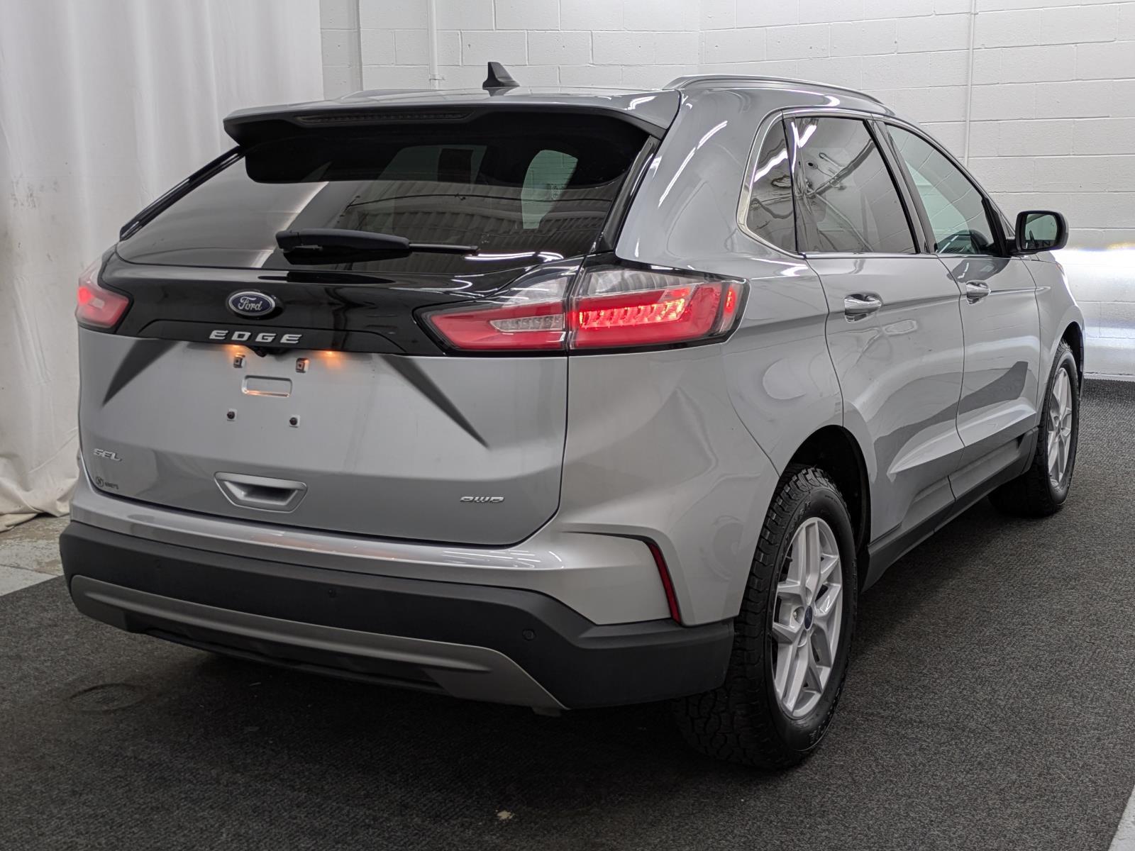 2021 Ford Edge SEL photo 2