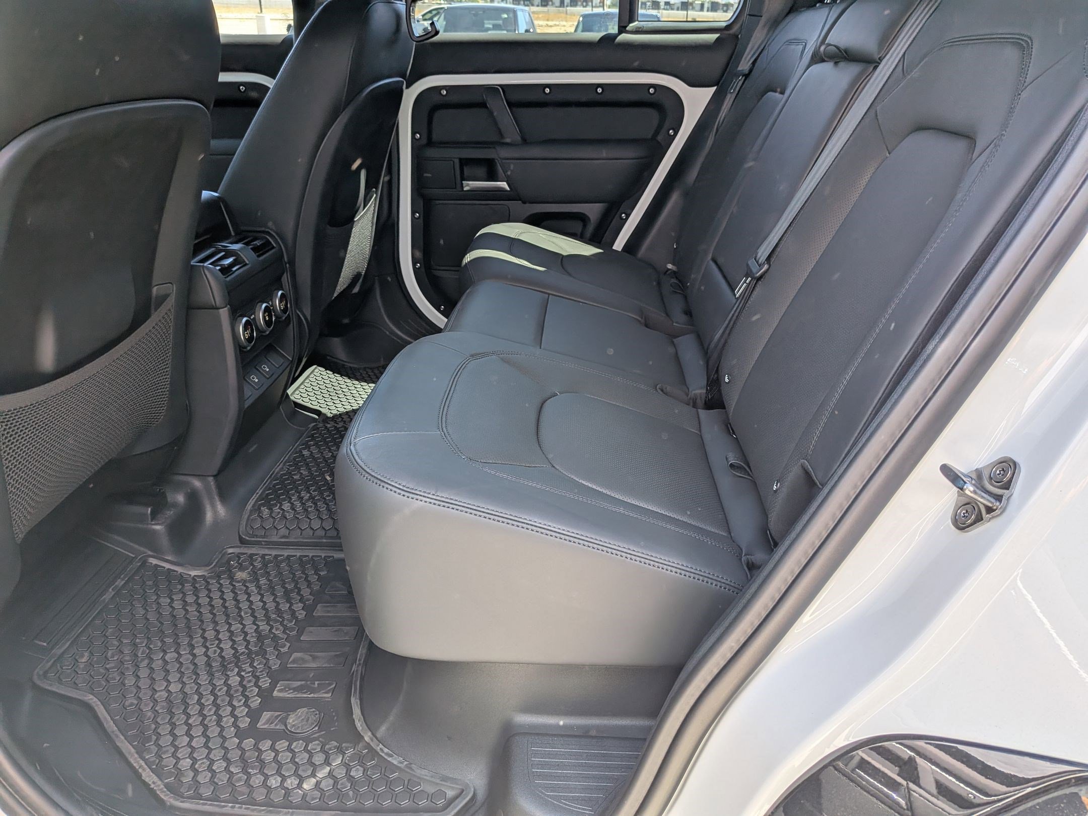2025 Land Rover Defender 110 X-Dynamic SE photo 26