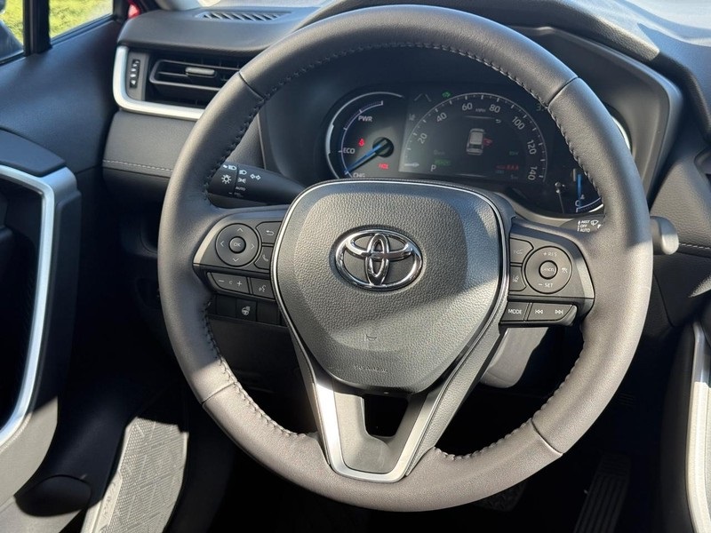 2025 Toyota RAV4 Hybrid XLE photo 14