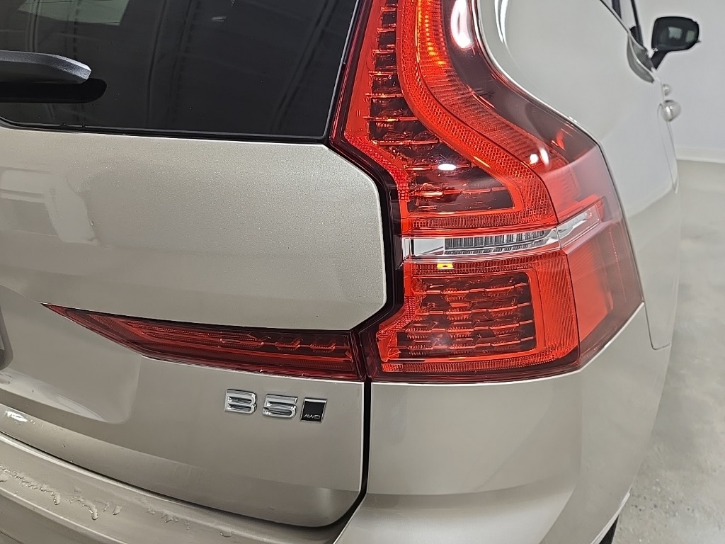 2025 Volvo XC60 B5 Plus photo 8