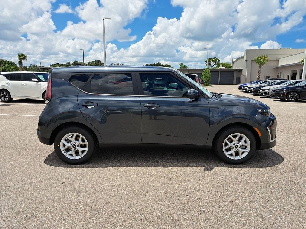 2025 Kia Soul LX photo 4