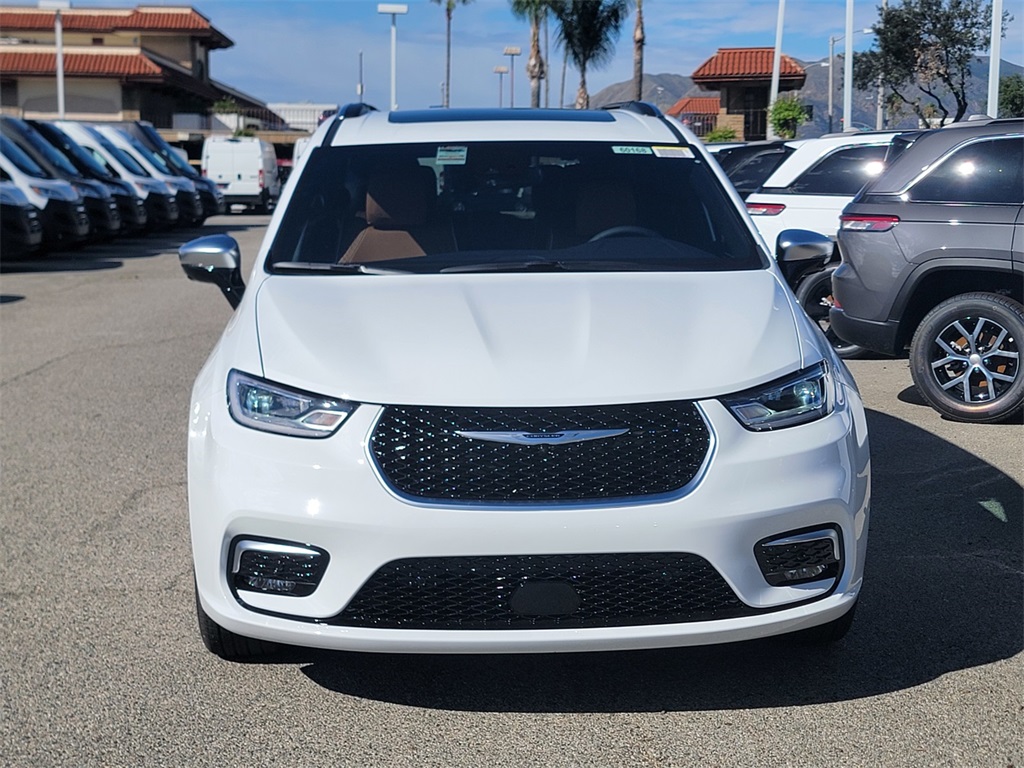 2026 Chrysler Pacifica Pinnacle photo 2