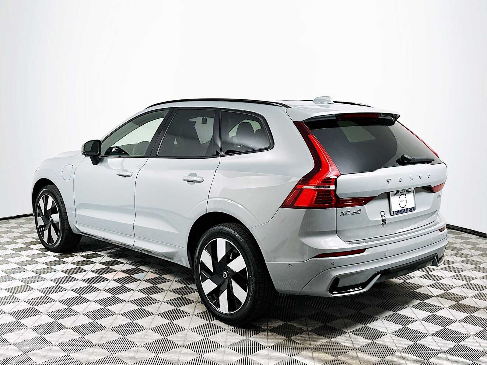 2025 Volvo XC60 T8 Plus photo 4