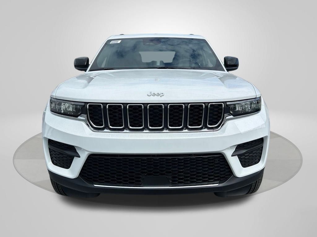 2025 Jeep Grand Cherokee Laredo Altitude photo 3