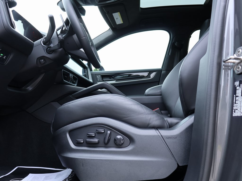2025 Porsche Cayenne E-Hybrid Coupe Turbo photo 34