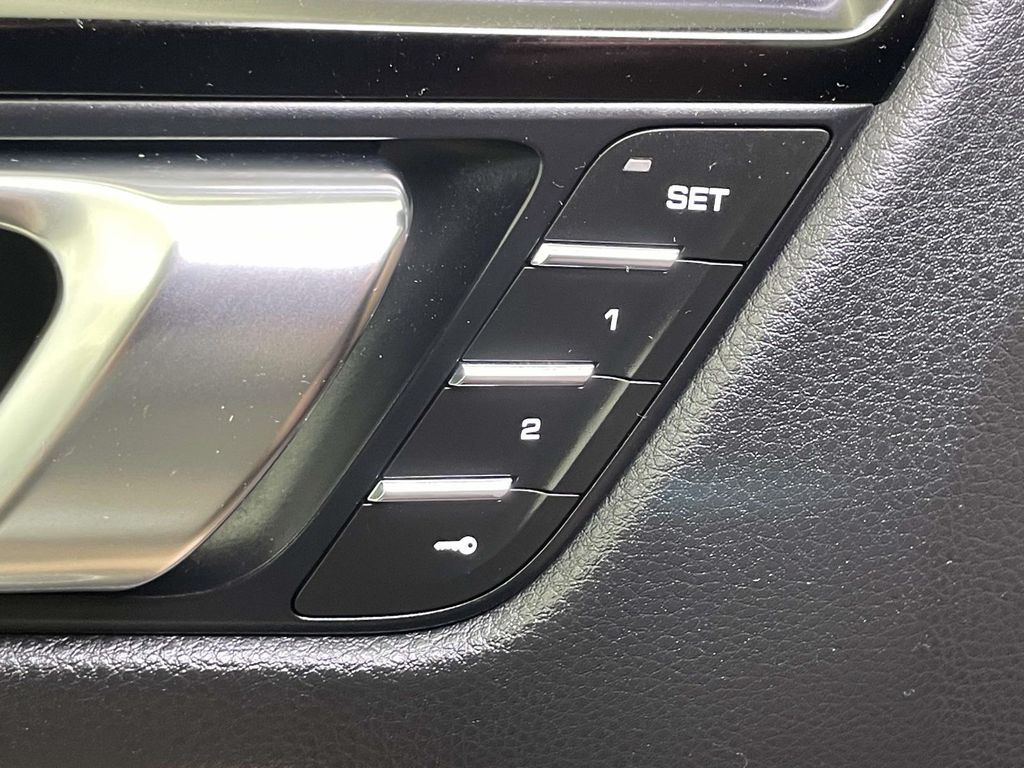 2024 Porsche Macan T photo 28