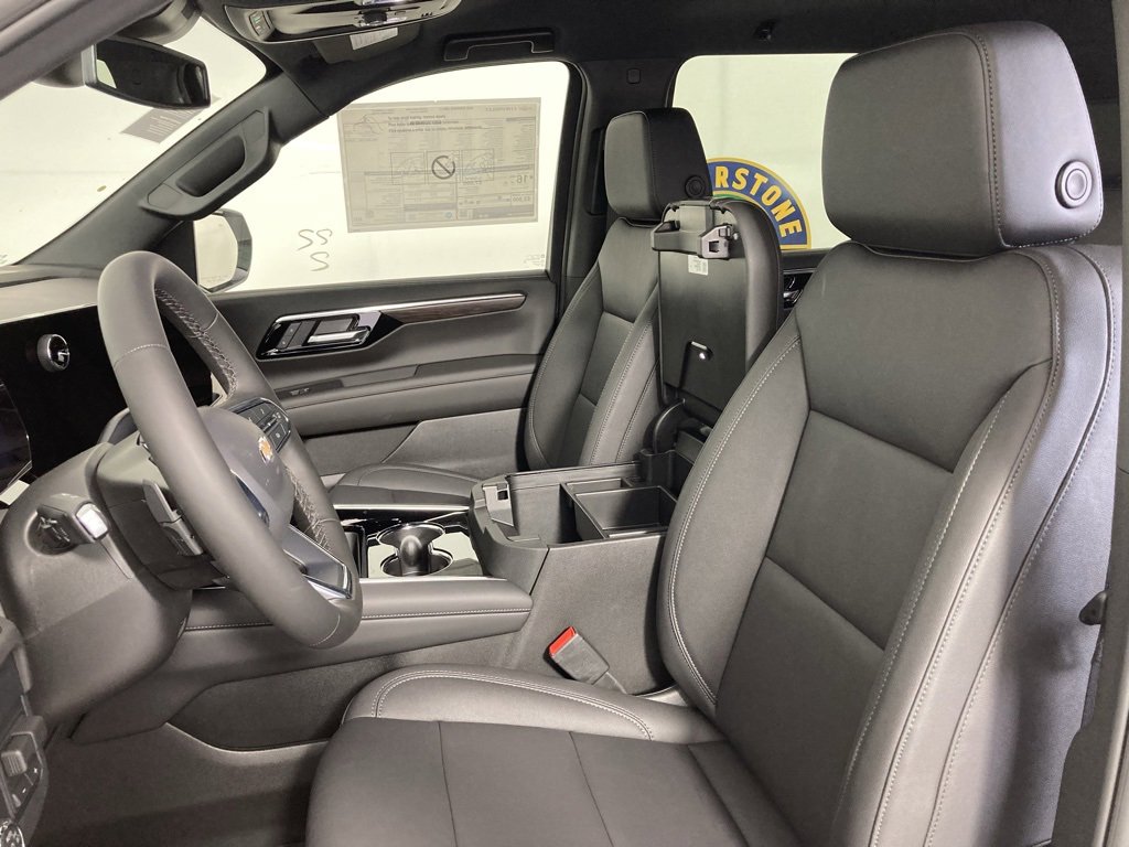 2025 Chevrolet Suburban LT photo 4