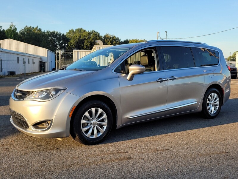 2018 Chrysler Pacifica Touring L photo 3
