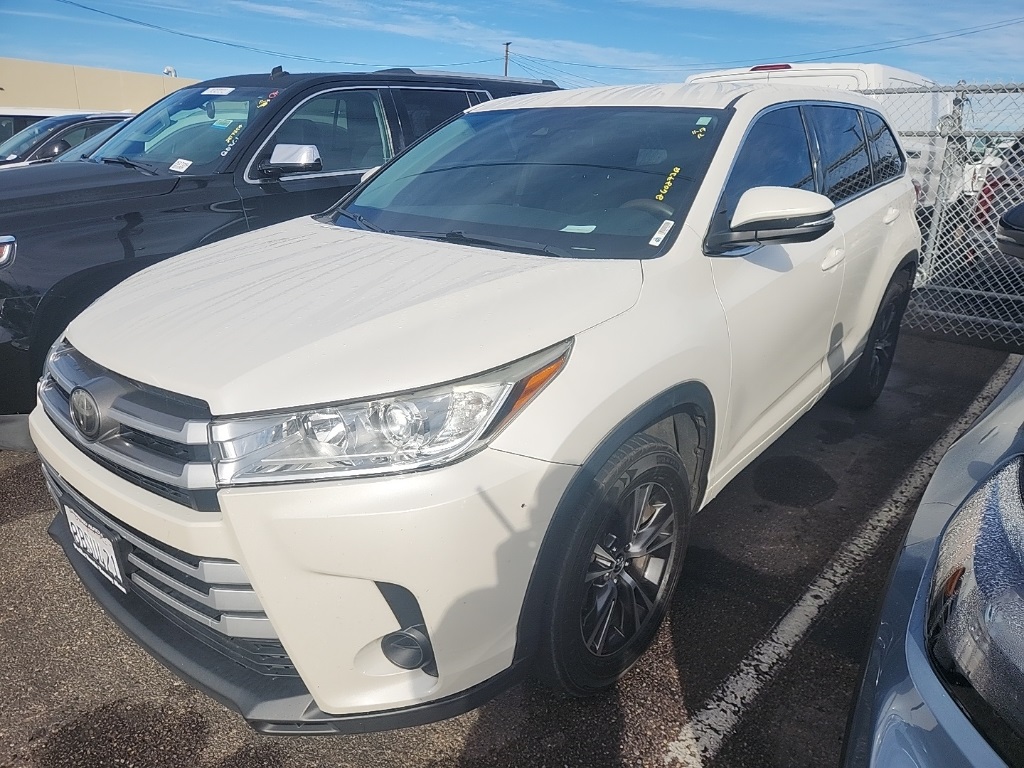2018 Toyota Highlander LE photo 3