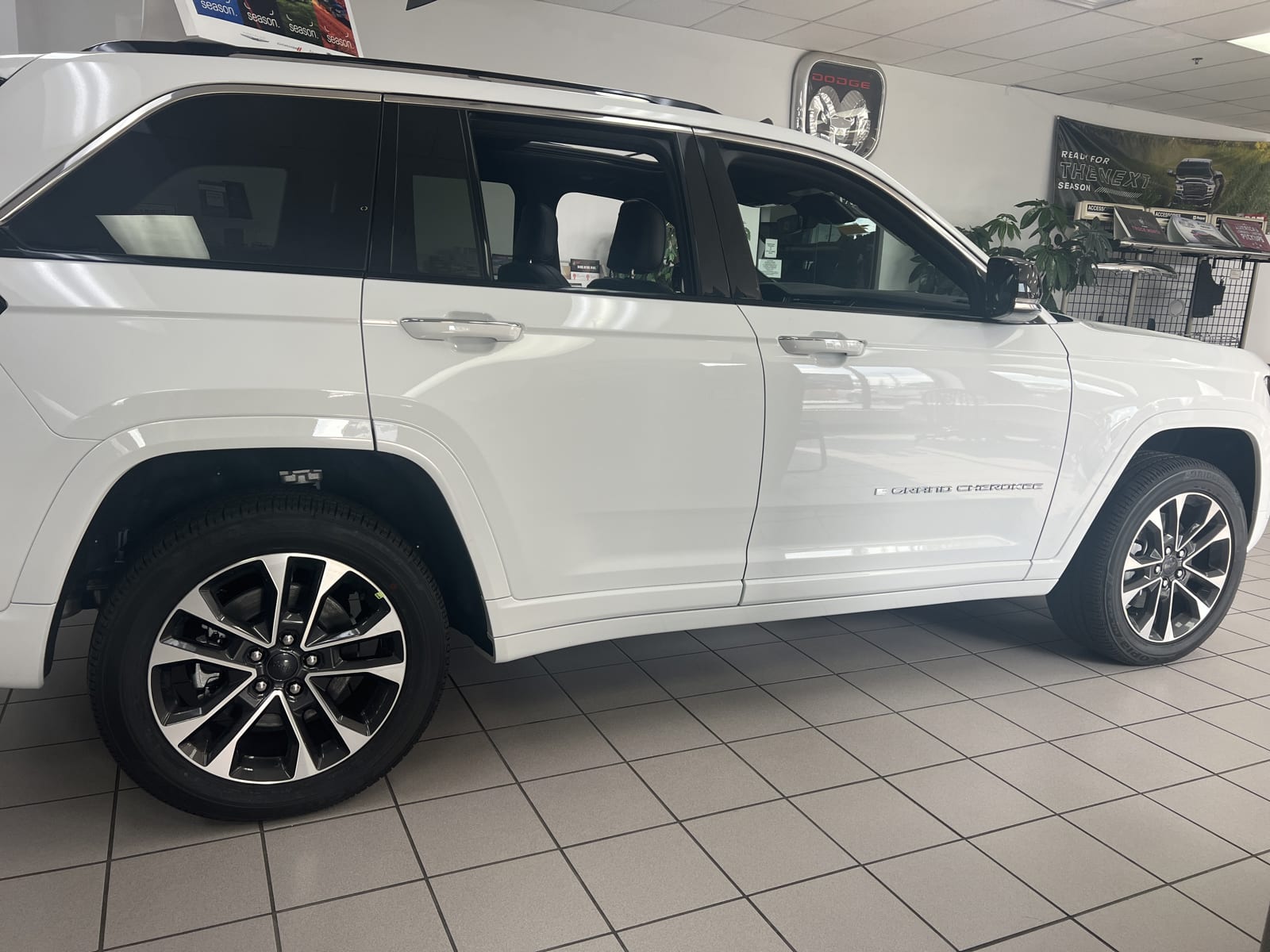 2023 Jeep Cherokee Overland photo 5