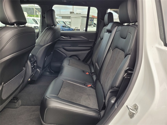 2025 Jeep Grand Cherokee Laredo Altitude photo 8