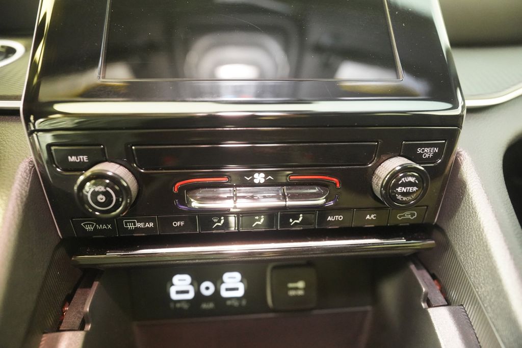 Used 2025 White Jeep Laredo image 18