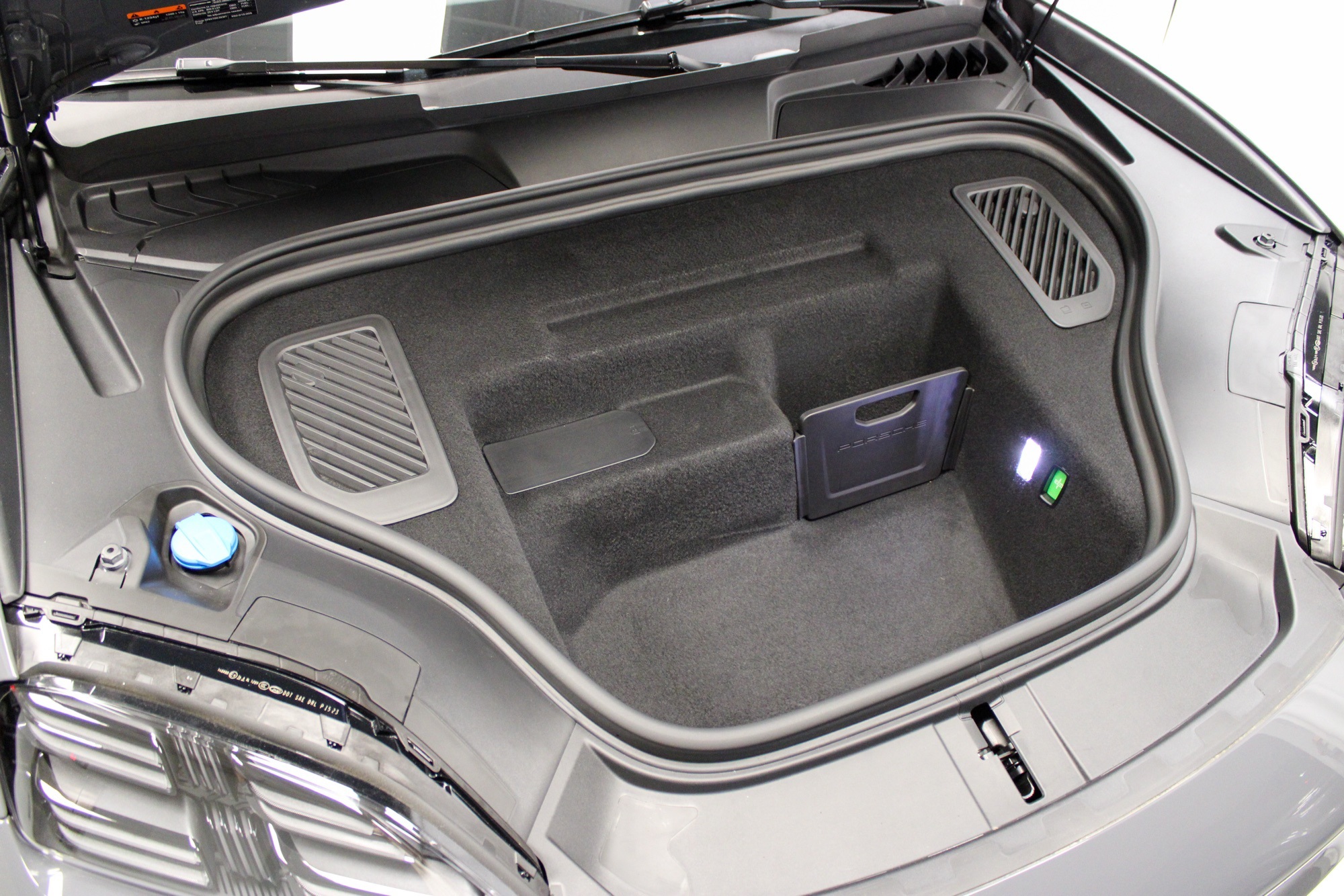 2025 Porsche Macan Electric Turbo photo 42