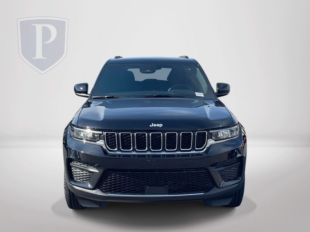 2025 Jeep Grand Cherokee Laredo photo 2