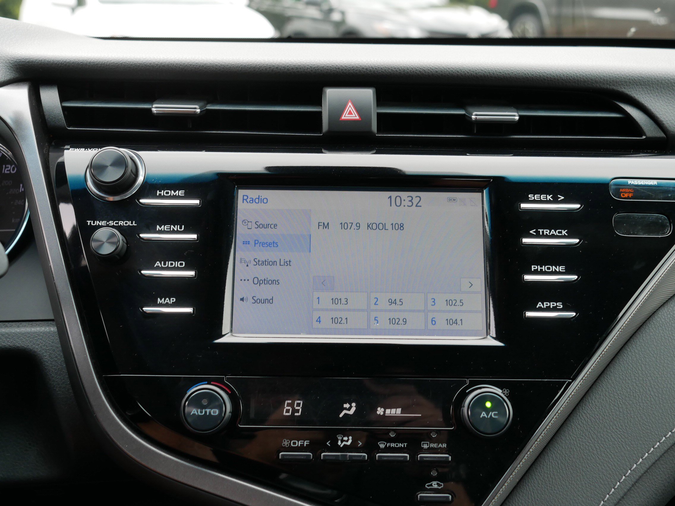 2019 Toyota Camry SE photo 21