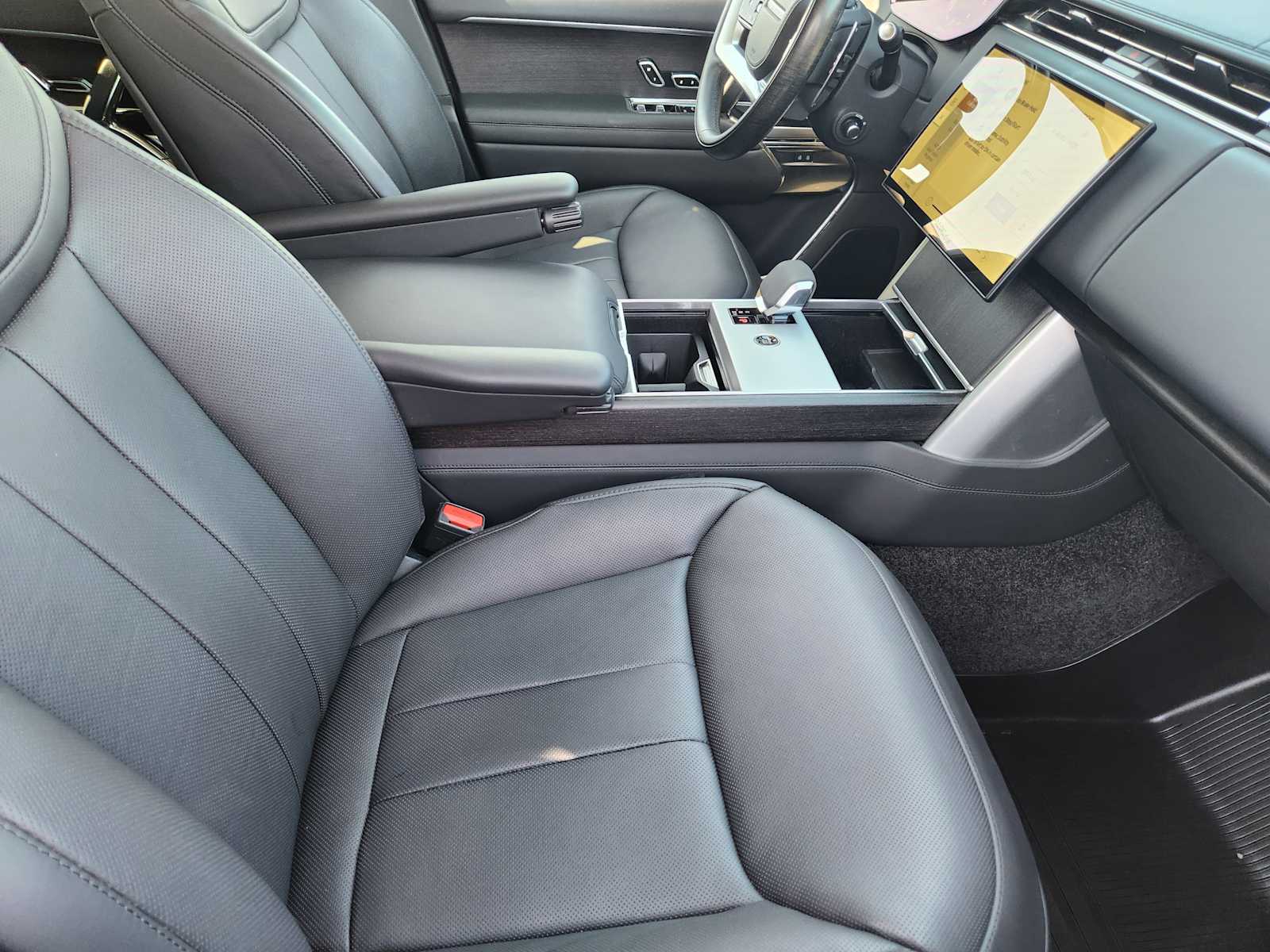 2024 Land Rover Range Rover SE photo 12