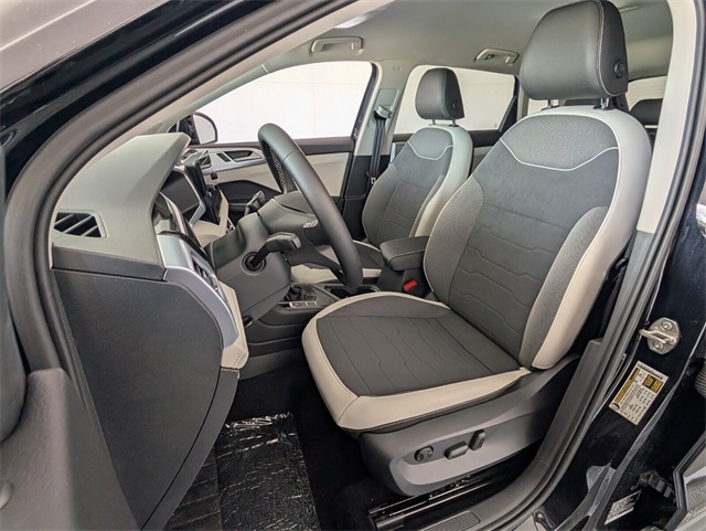2025 Volkswagen Taos SE photo 4