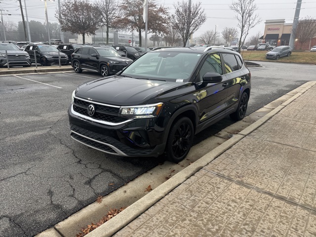 2022 Volkswagen Taos SE photo 2