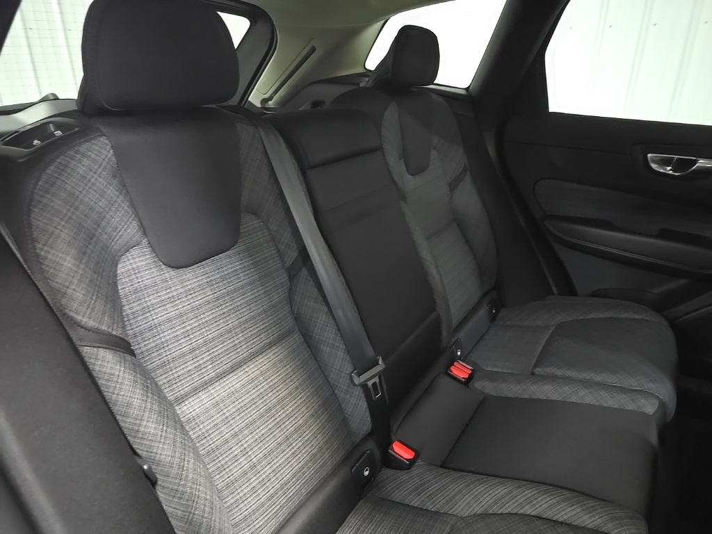 2023 Volvo XC60 B5 Core photo 16