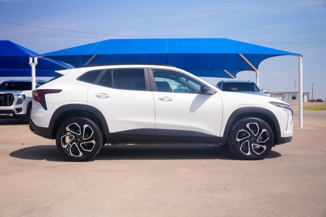 2024 Chevrolet Trax photo 2