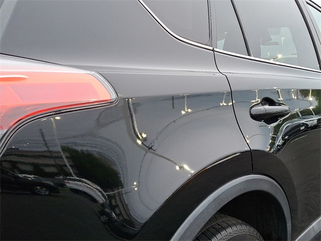 2017 Toyota RAV4 LE photo 8