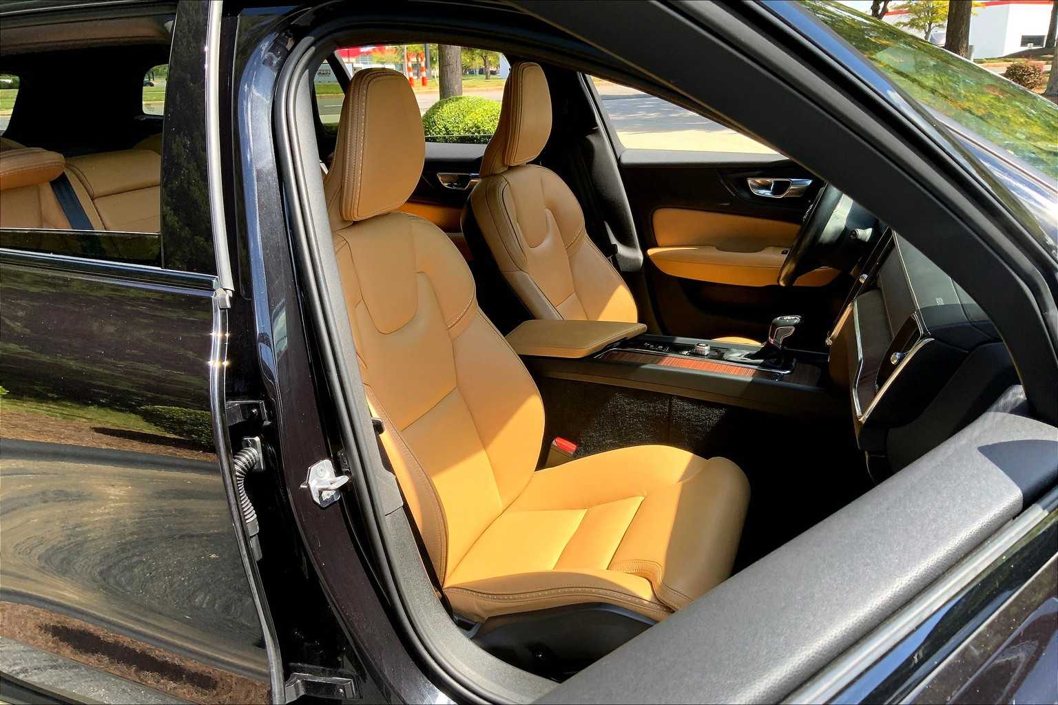 2020 Volvo V60 Cross Country photo 2