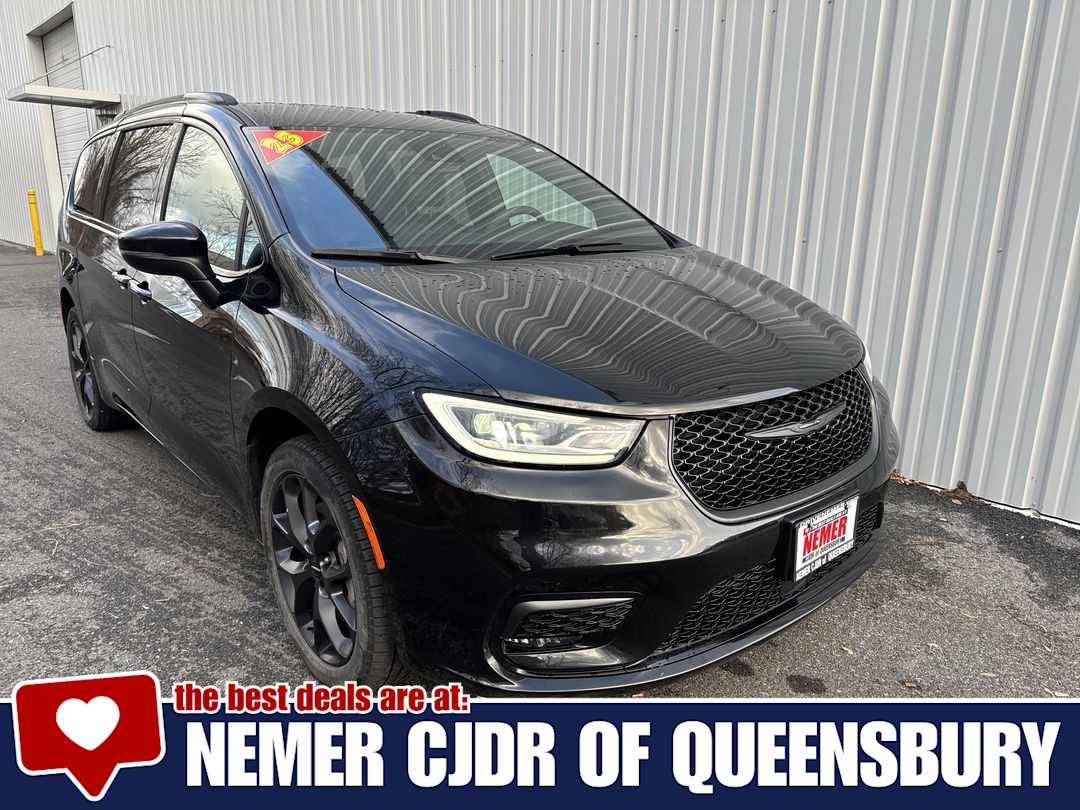 2023 Chrysler Pacifica Touring L's photo