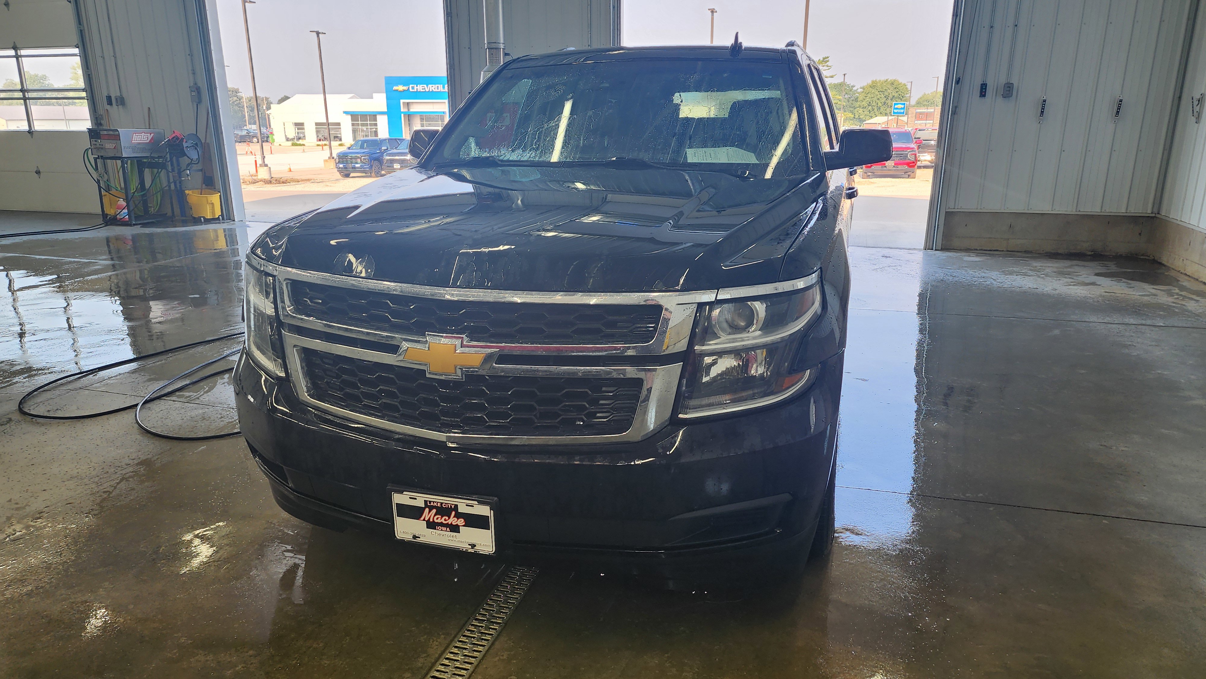 Used 2018 Chevrolet Suburban LT with VIN 1GNSKHKC1JR323230 for sale in Lake City, IA