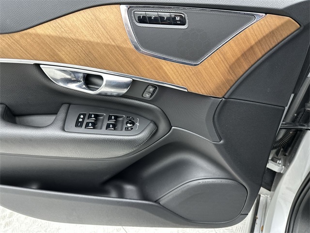 2022 Volvo XC90 T6 AWD Momentum photo 4