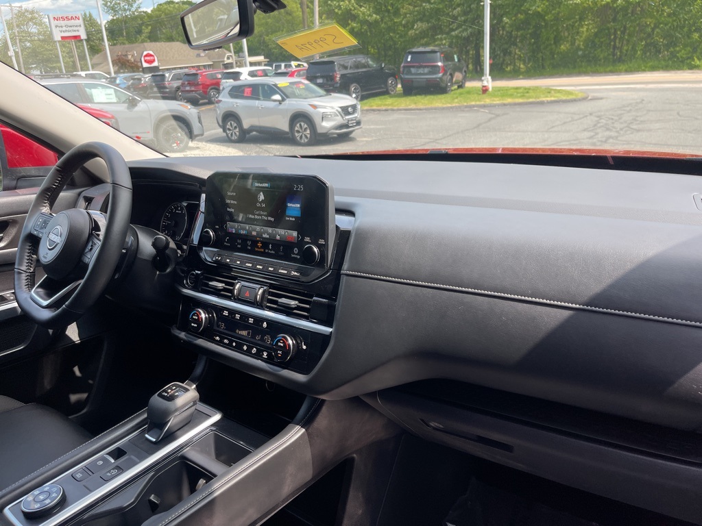 2024 Nissan Pathfinder SL photo 11