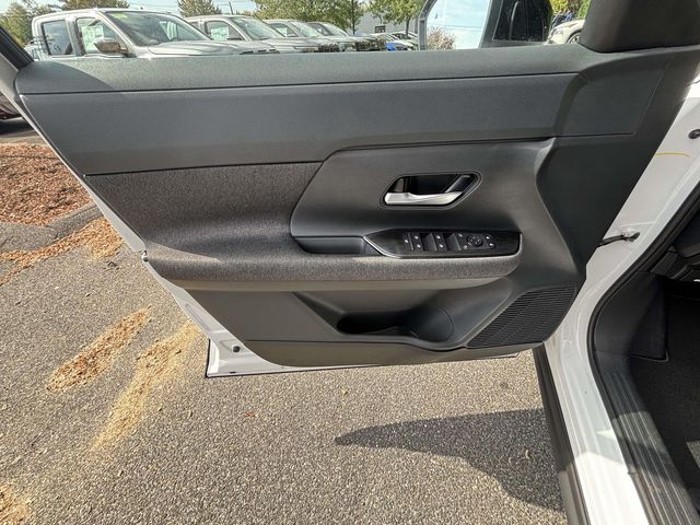 2026 Nissan Kicks SV photo 13