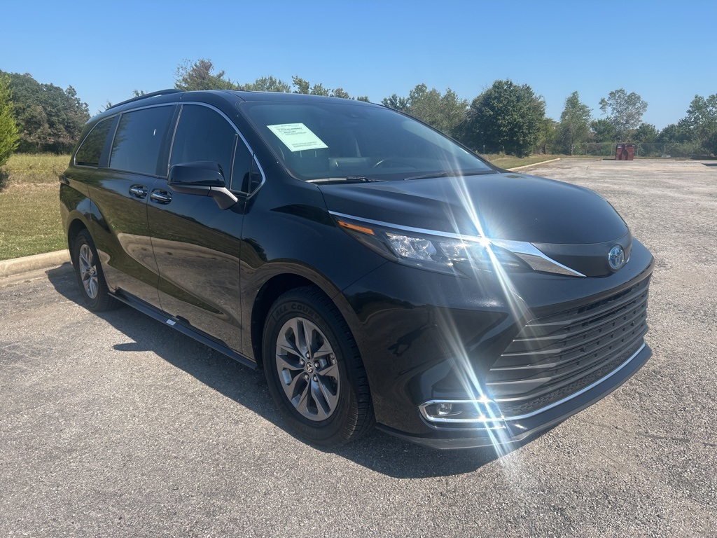 2024 Toyota Sienna XLE photo 3