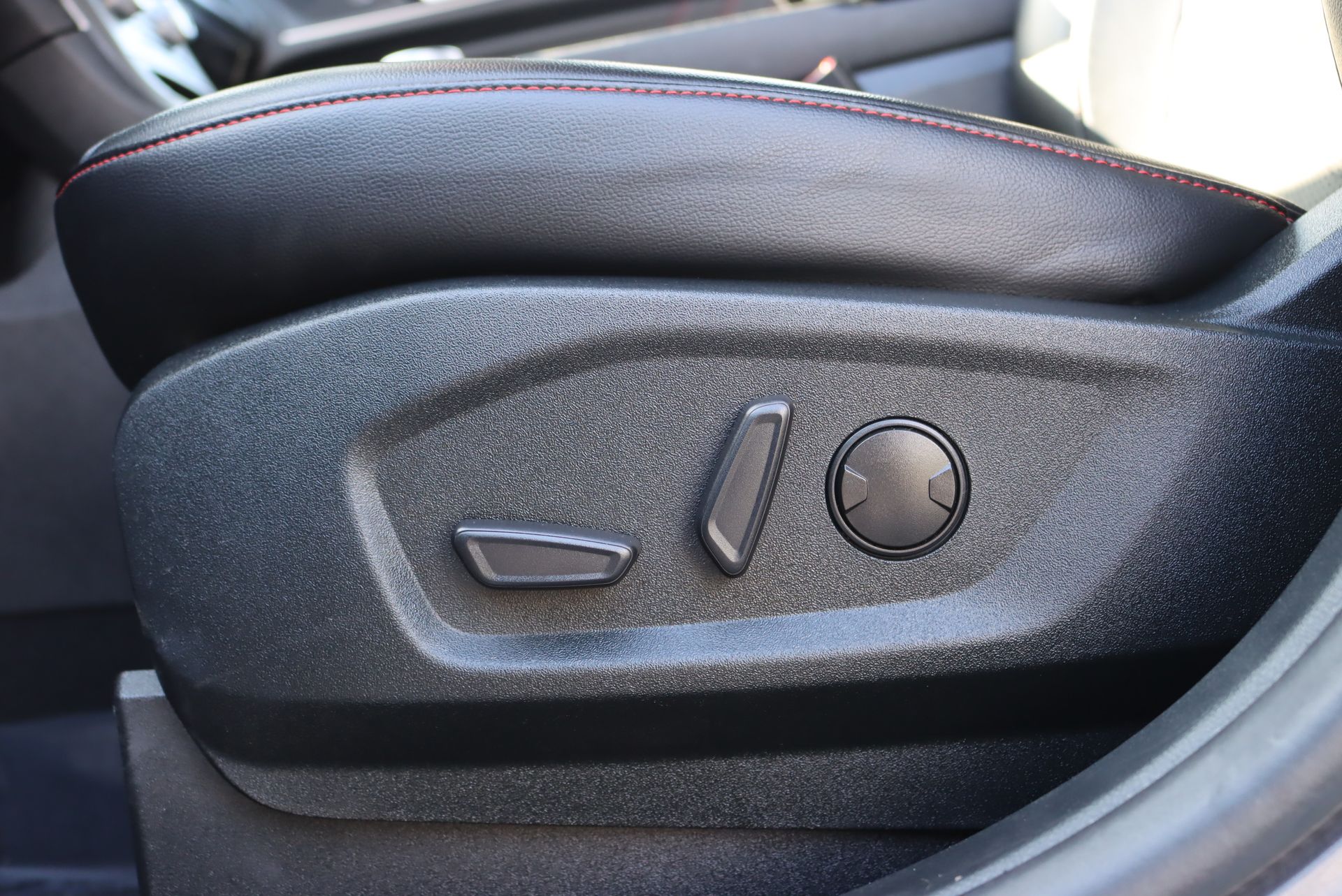 2022 Ford Edge ST photo 16