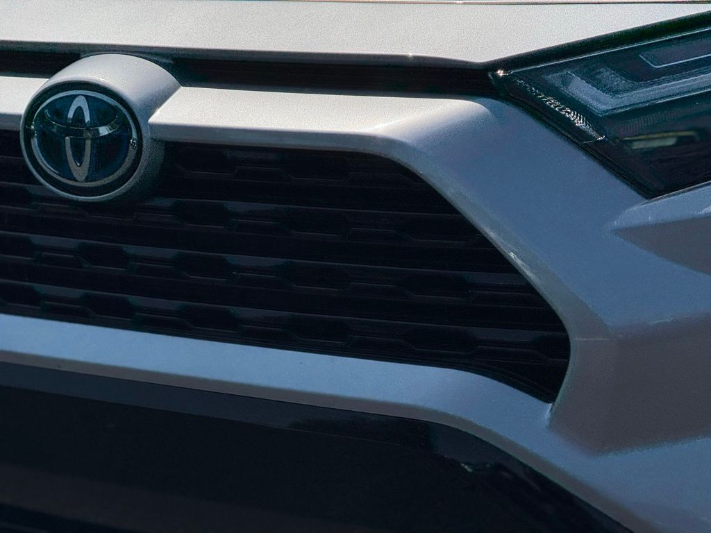 2024 Toyota RAV4 Hybrid SE photo 7