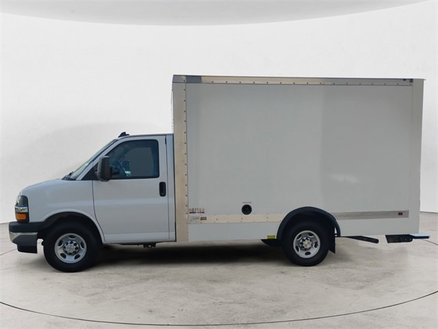 2024 Chevrolet Express Cutaway 3500 photo 2