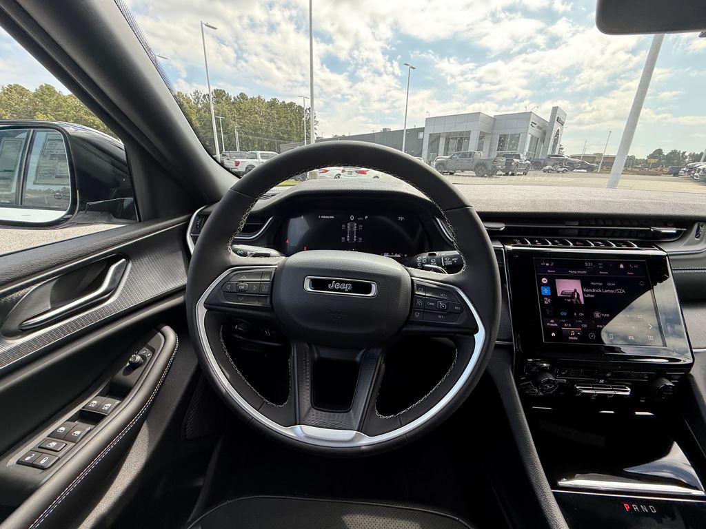 2025 Jeep Grand Cherokee Altitude photo 13
