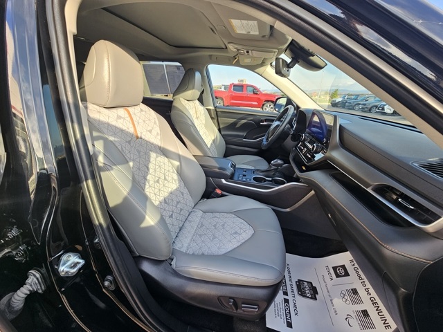 2023 Toyota Highlander Hybrid Bronze Edition photo 21