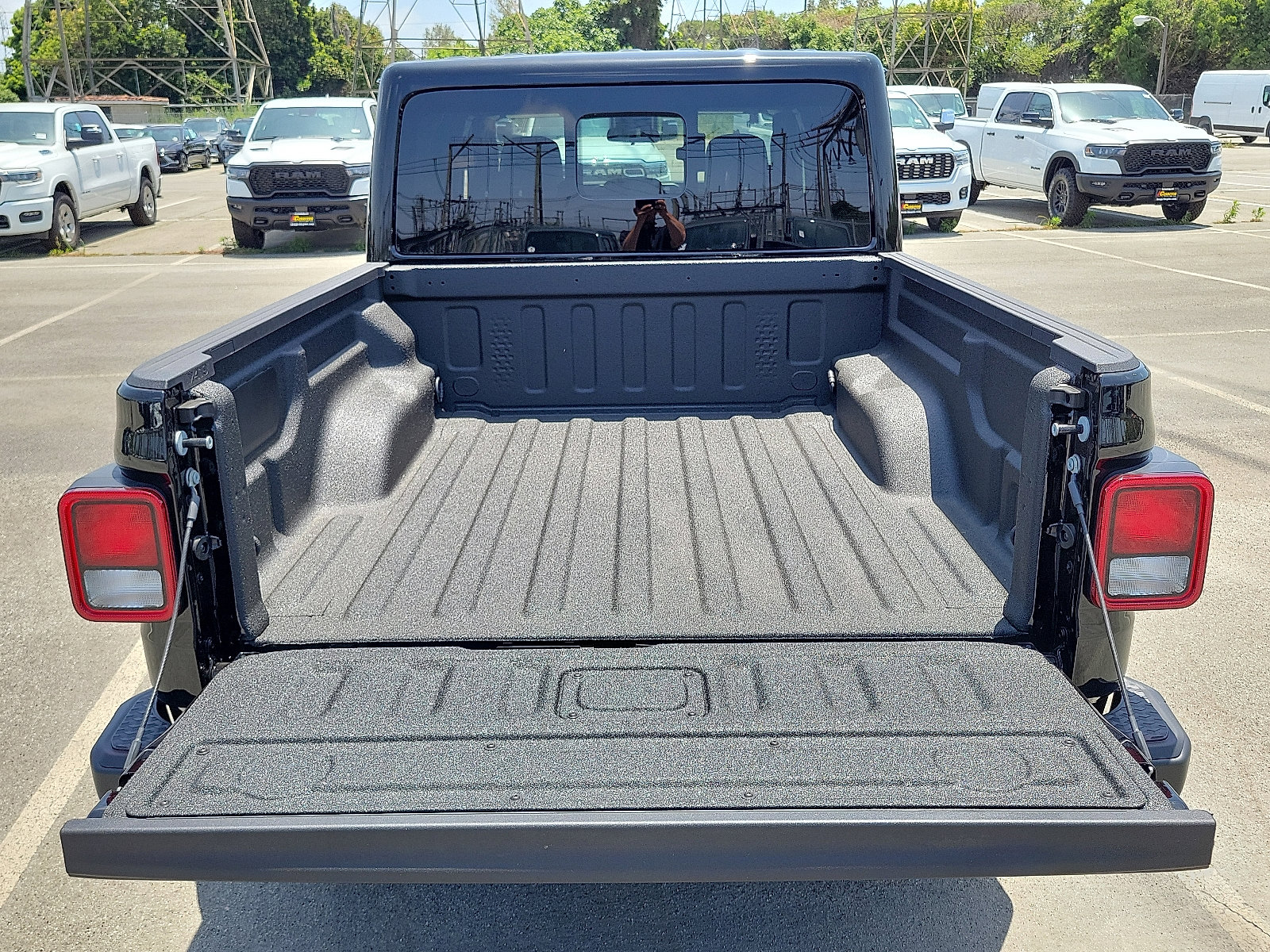 2025 Jeep Gladiator Sport photo 3