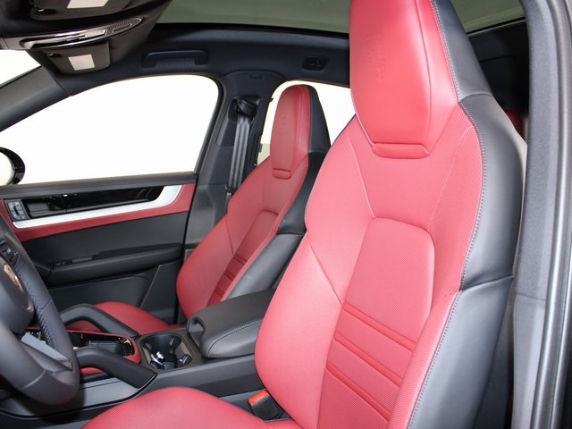 2025 Porsche Cayenne photo 18