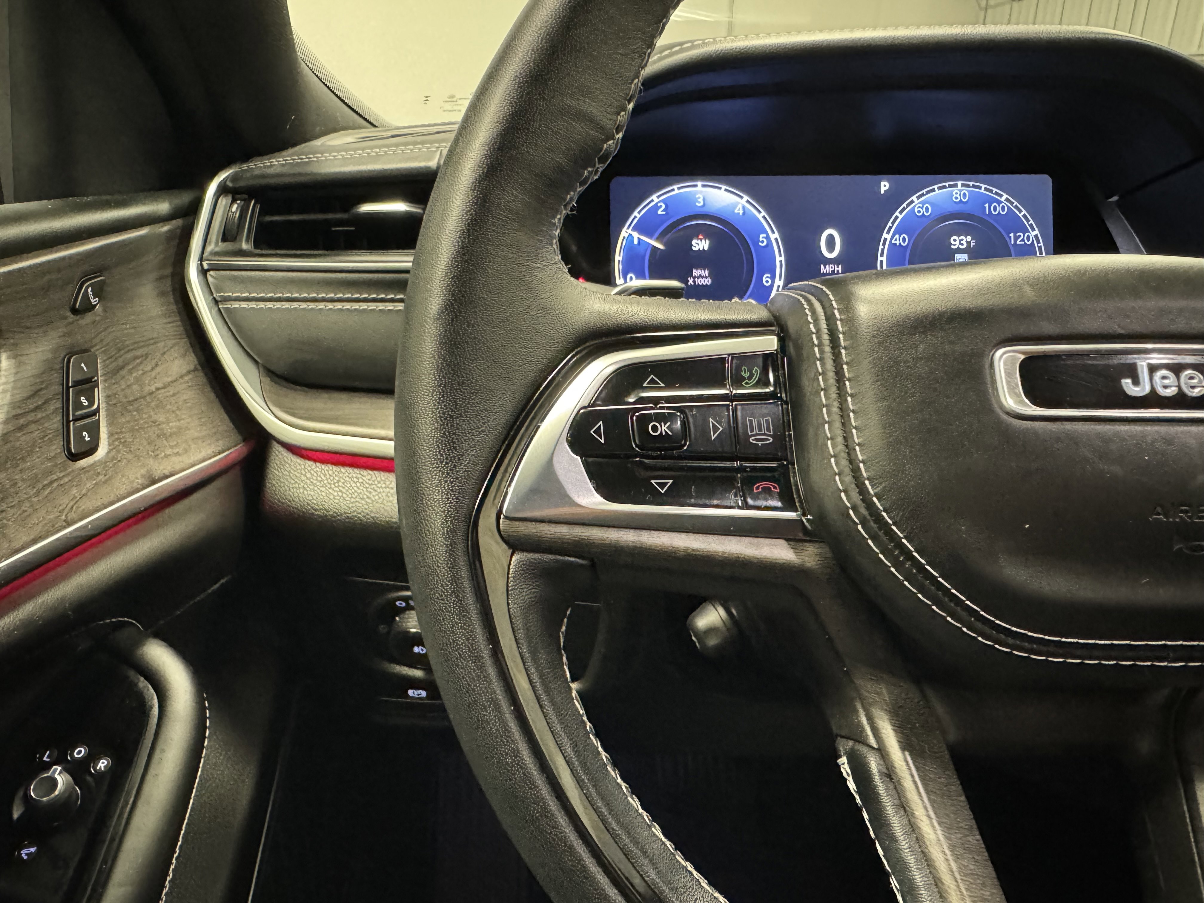 2024 Jeep Grand Cherokee Overland photo 6