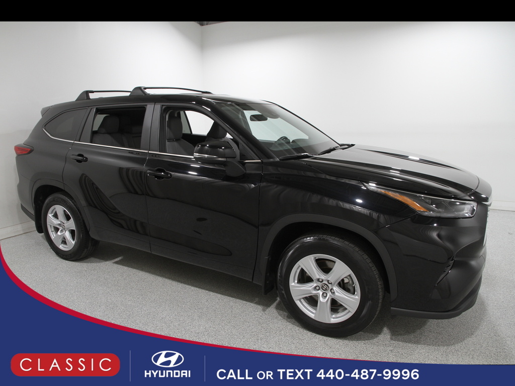 2023 Toyota Highlander LE's photo