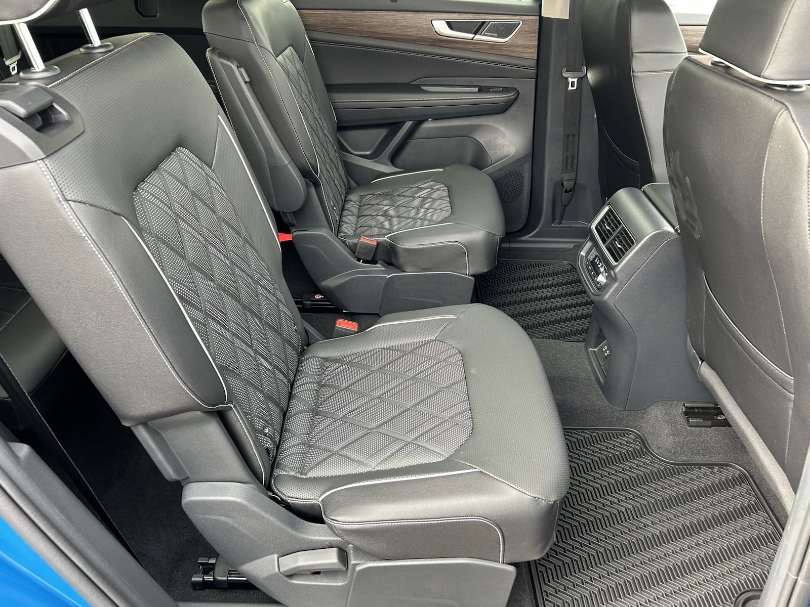 2025 Volkswagen Atlas SEL Premium R-Line photo 9