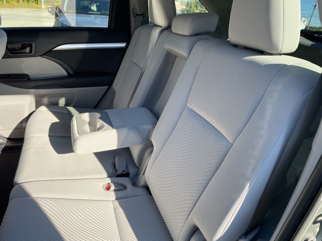 2019 Toyota Highlander LE Plus photo 5