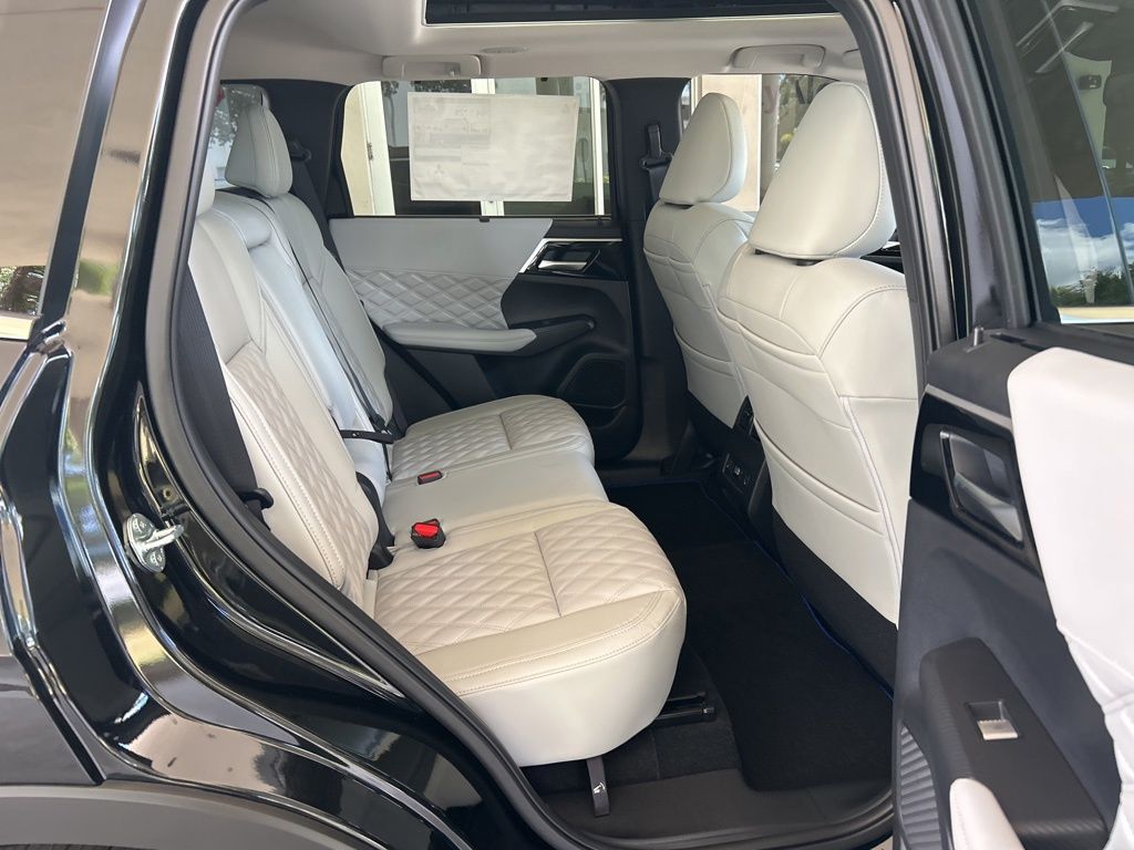 2025 Mitsubishi Outlander PHEV SEL Platinum photo 31