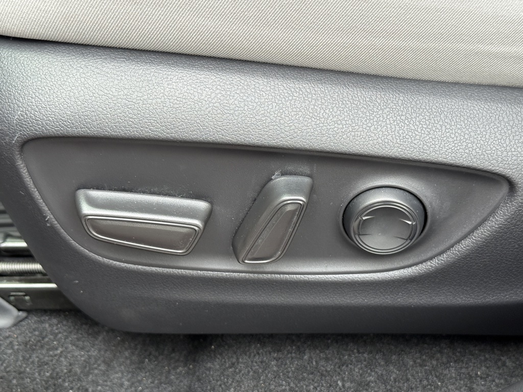 2023 Toyota RAV4 Hybrid XLE photo 15